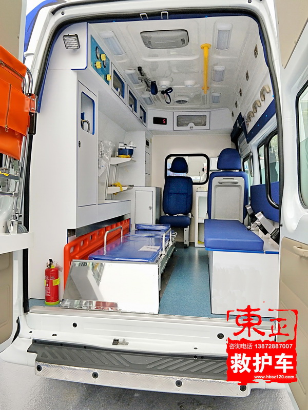 江鈴福特新全順中軸中頂救護(hù)車V362（異形頂）醫(yī)療艙圖片2