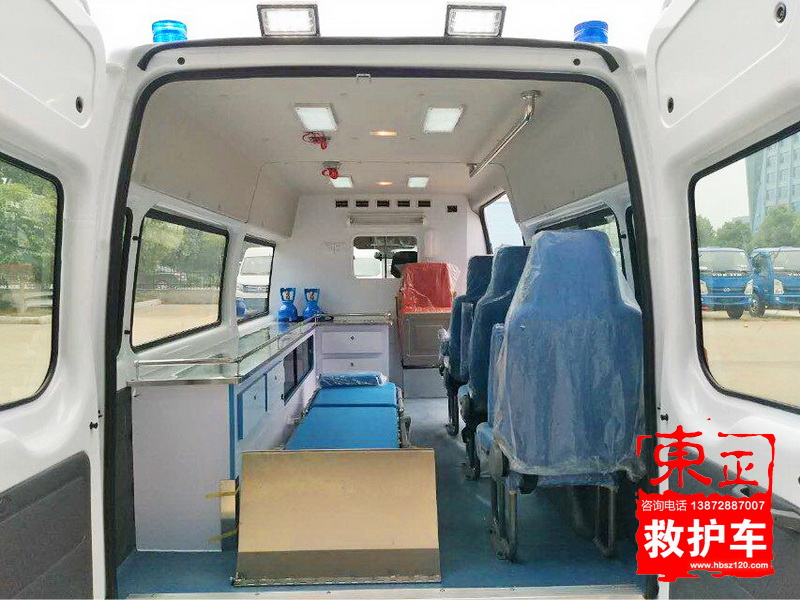 江鈴福特新全順中軸中頂救護(hù)車V362（異形頂）醫(yī)療艙圖片3